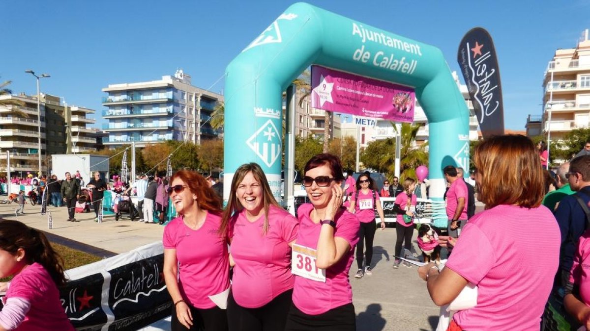 Más de 2.000 mujeres caminan y corren contra el cáncer de mama en Segur de Calafell