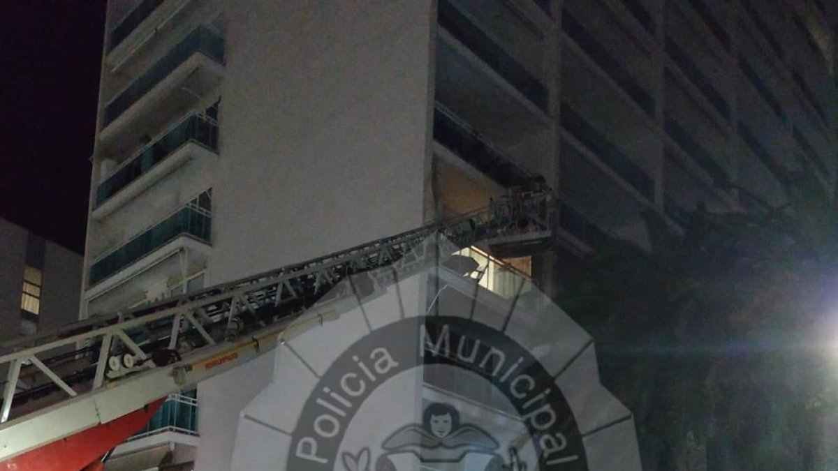 Rescatan a una mujer atrapada dentro de su domicilio en Comarruga