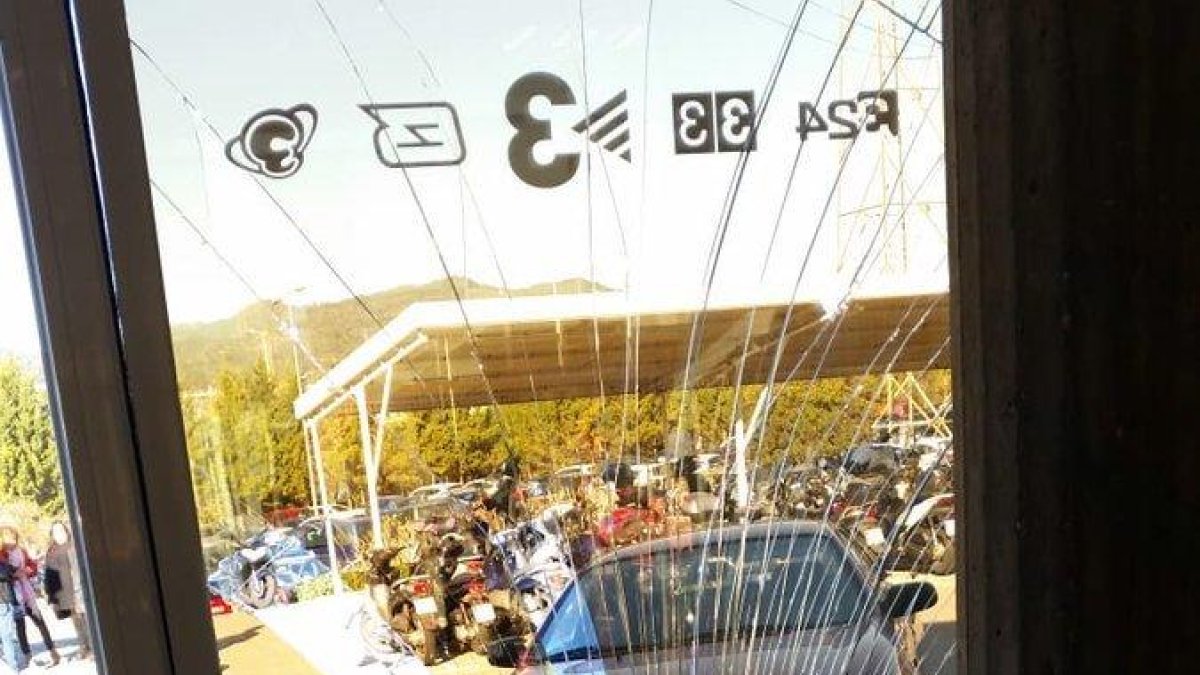 Un home encasta el seu cotxe contra la porta de TV3