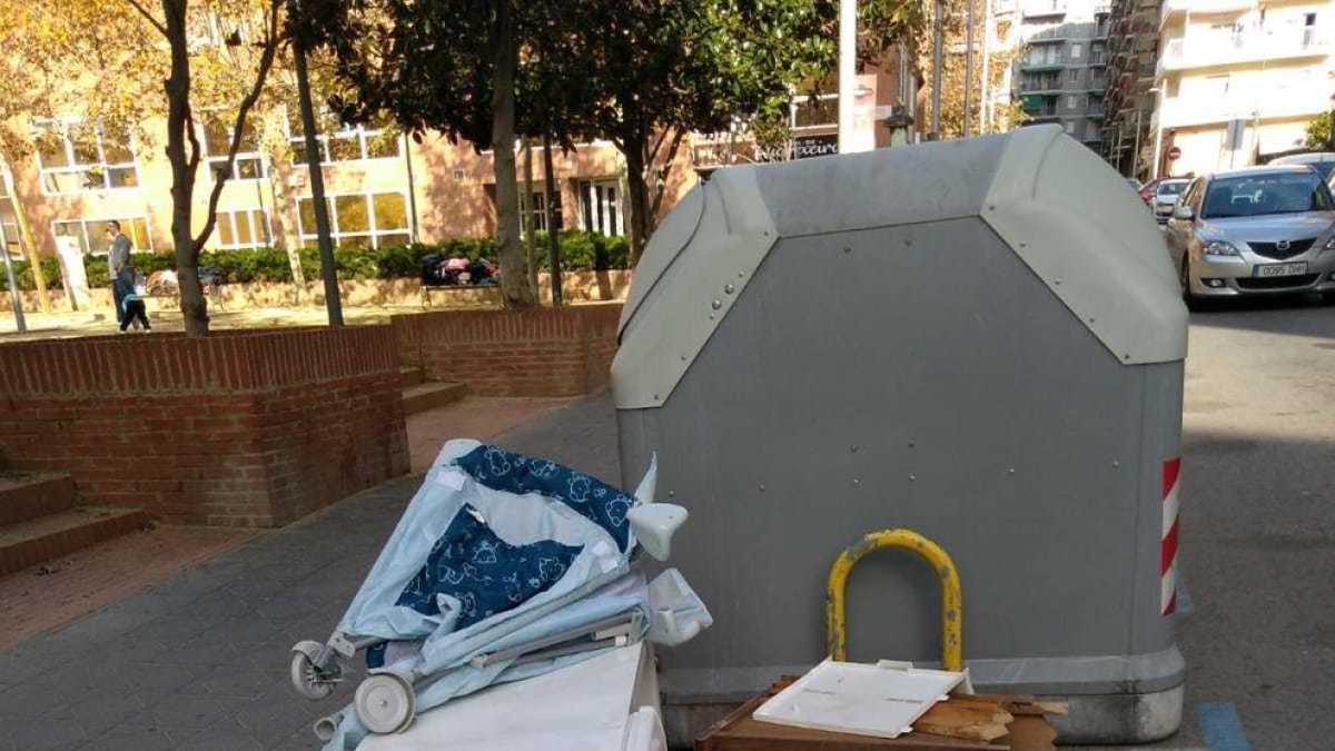 Una nevera lleva varios días al lado de los contenedores de Jaume I