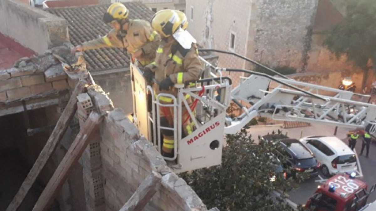 Se enfondra parte de un tejado en un bloque|bloc de Constantí