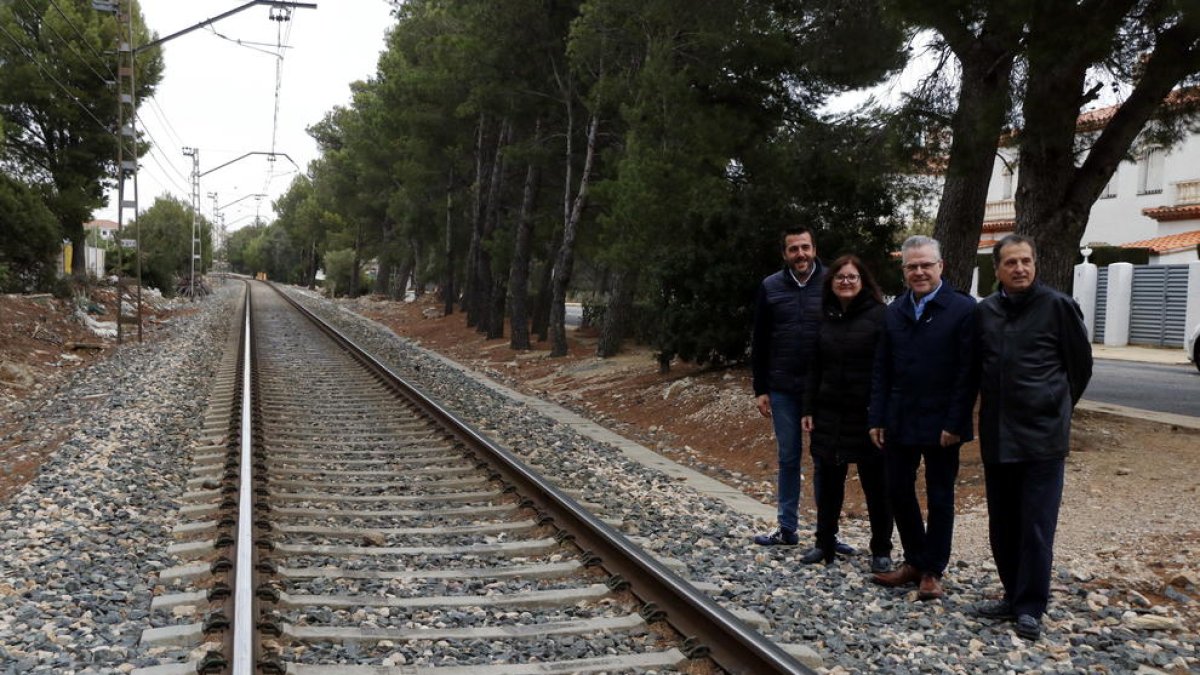 El pleno de Mont-roig acuerda pedir a Adif la titularidad del trazado ferroviario de la costa
