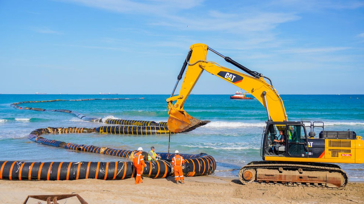 Comencen els treballs de dragatge de sorra a la platja de la Pineda