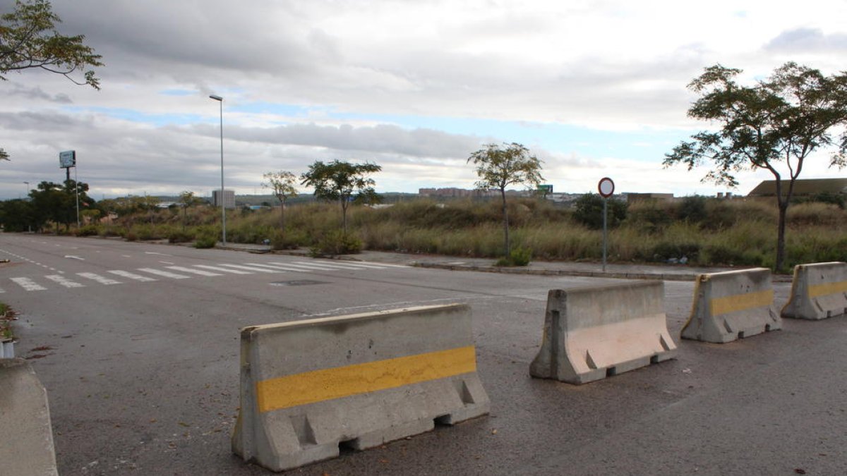 Instalan vallas de hormigón para acabar con los vertederos ilegales