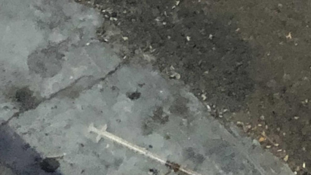 Un lector denuncia la presència d'una xeringa al Carrer Eivissa