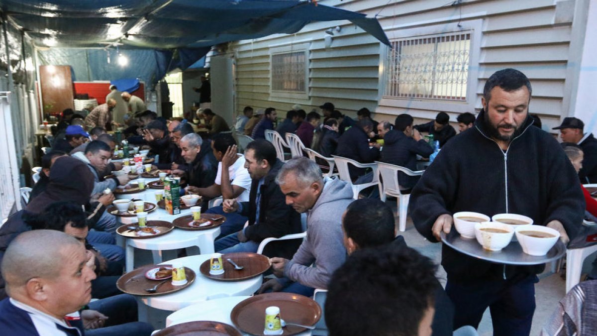 El colectivo pone mesas en el exterior de la nave para servir entre 80 y 100 comidas.