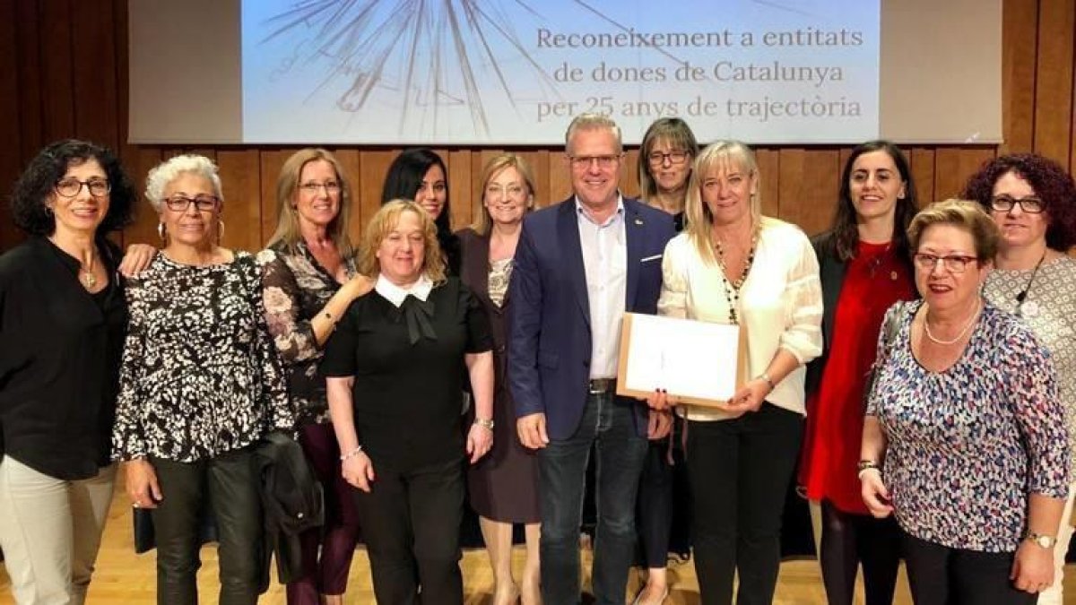 El Grup de Dones de Salou recibe un reconocimiento por sus 25 años de trayectoria