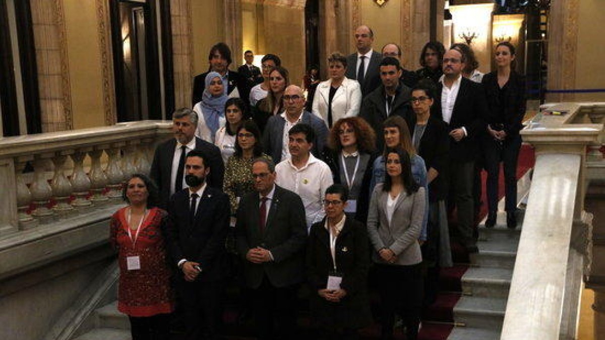 El president de la Generalitat, Quim Torra, el president del Parlament, Roger Torrent, i representants dels grups polítics es fan una foto en suport a les víctimes dels abusos sexuals infantils