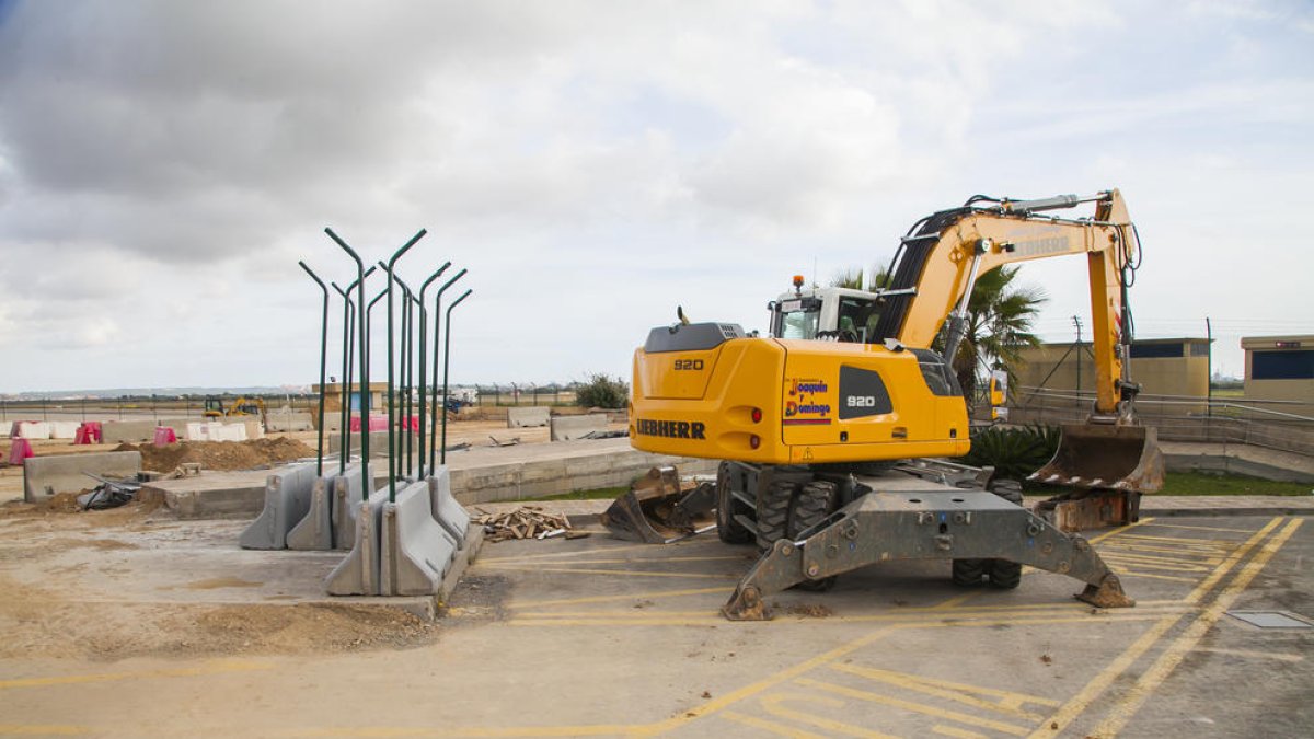 El Aeropuerto de Reus, «aislado» por|para un corte|trozo accidental de cables en las obras de ampliación