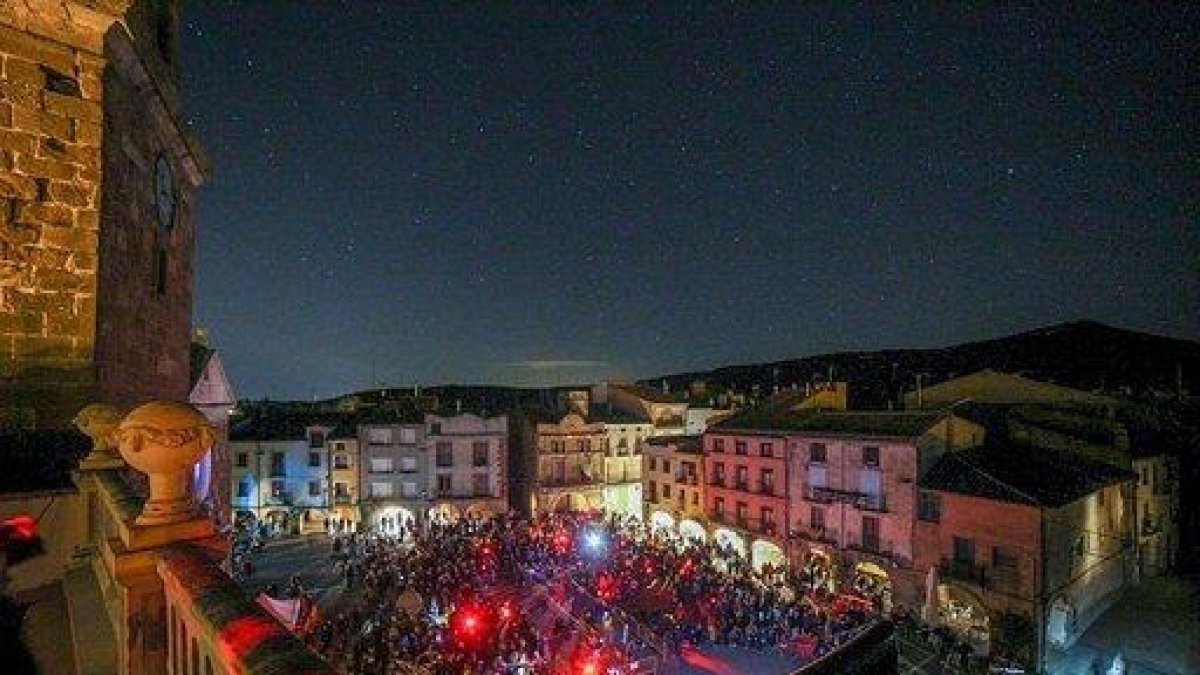 El momento álgido de la jornada llegó con el apagón de luces en el pueblo para observar las estrellas.
