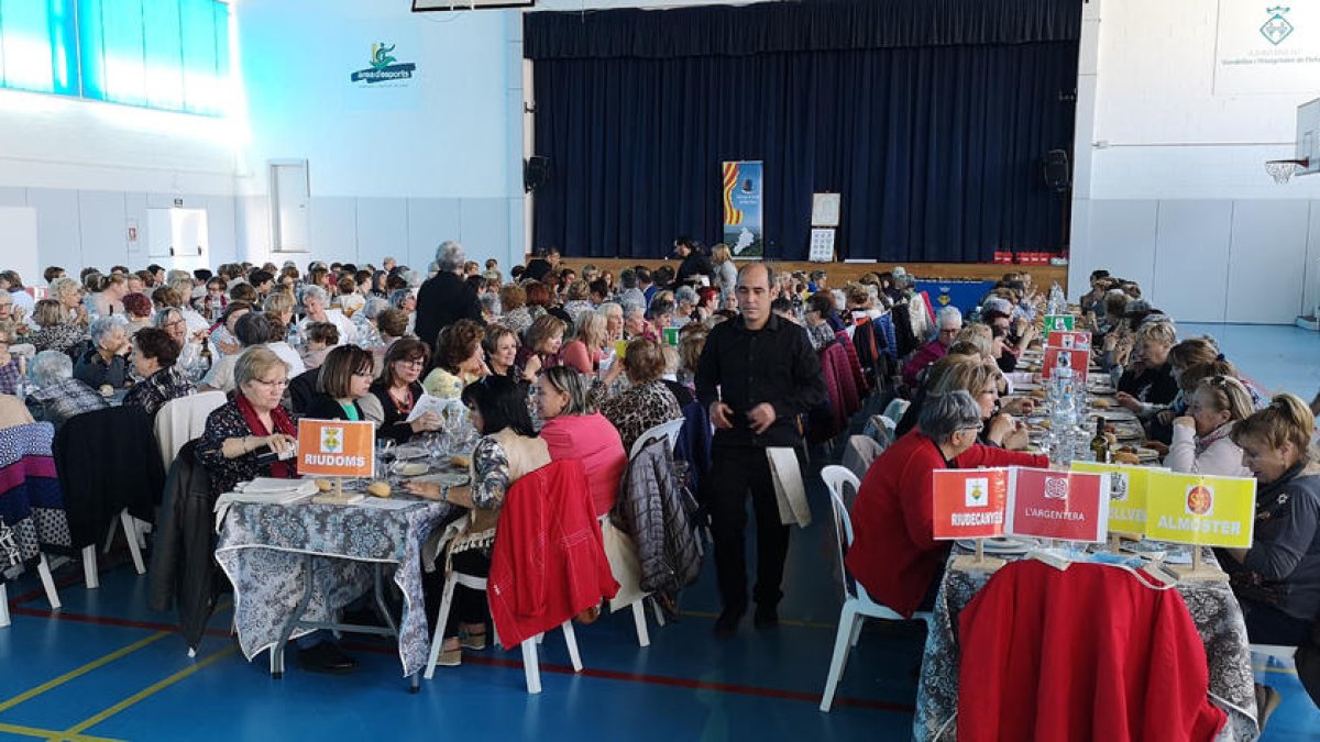 Imagen de la comida de hermandad de la Trobada de Dones del Baix Camp, celebrada en l'Hospitalet de l'Infant.