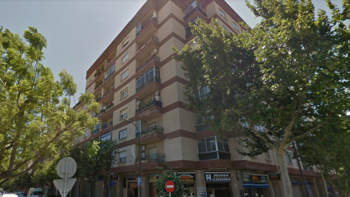 Un incendio de madrugada en un séptimo piso en Reus obliga a confinar a todos los vecinos del bloque|bloc