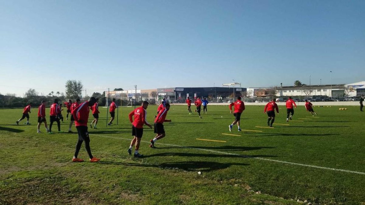 Los jugadores del Reus vuelven a entrenar bajo una gran incertidumbre