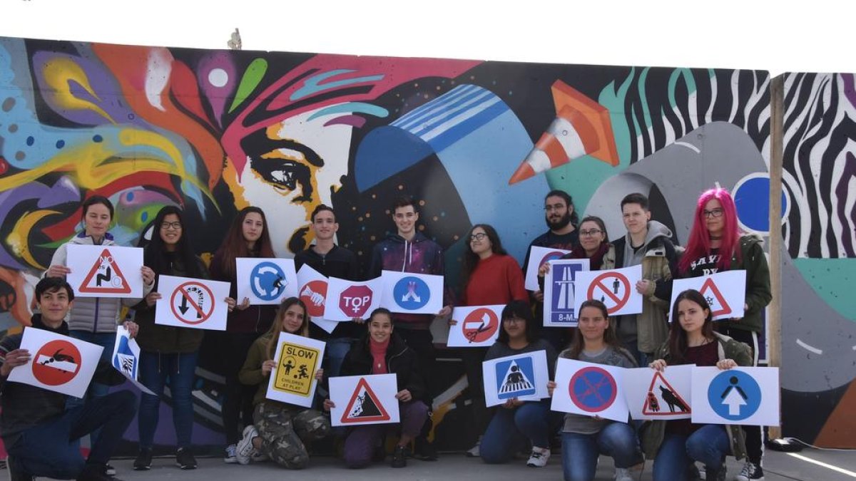 Torredembarra pinta un mural pel Dia Internacional de la Dona