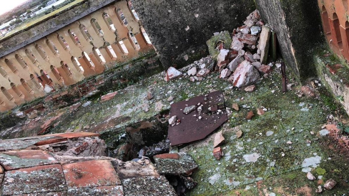 Un llamp destrossa part del campanar de Riudoms