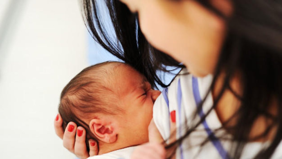 Prohíben a una madre dar el pecho a su bebé en una pisicina municipal