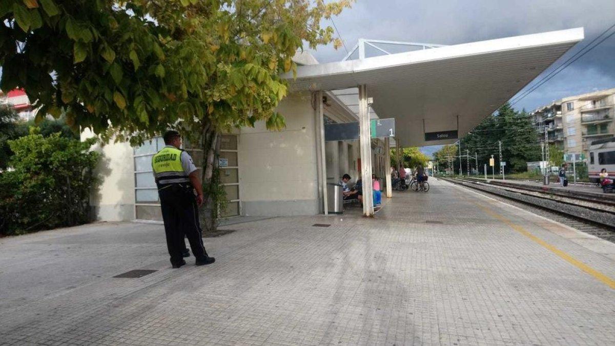 El bar de l'estació de trens de Salou acaba contracte i tanca 'sine die'
