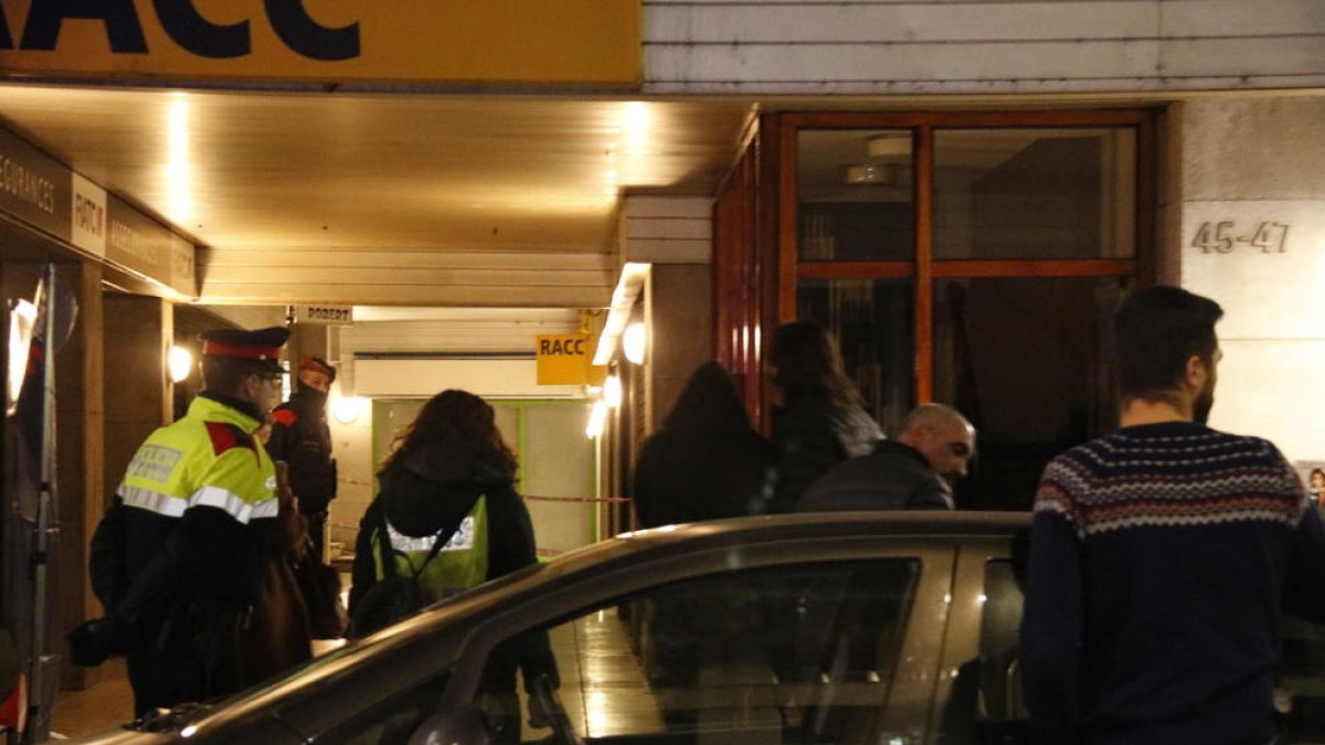 La menor detinguda per matar la mare a Banyoles reconeix els fets durant la reconstrucció