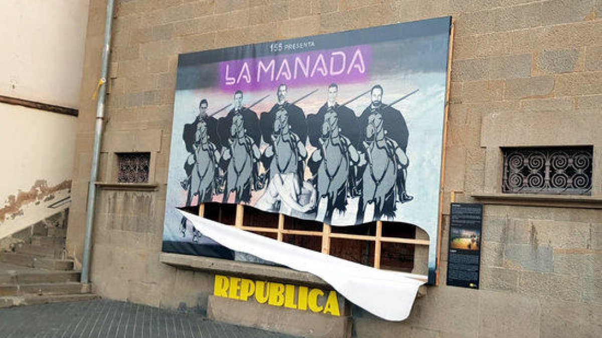 Destrossen el mural de 'La Manada' d'Olot on apareixen el rei, Sánchez, Casado, Rivera i Abascal a cavall
