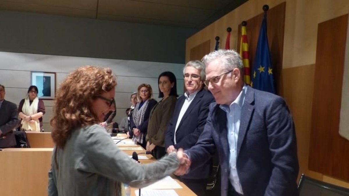 Carme Gasull toma posesión del acta de concejala al pleno de Salou