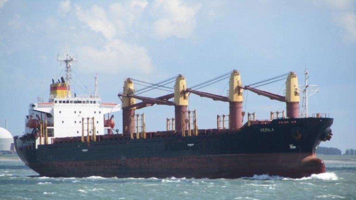 Un tripulante se tira de un barco de carga en la playa Larga