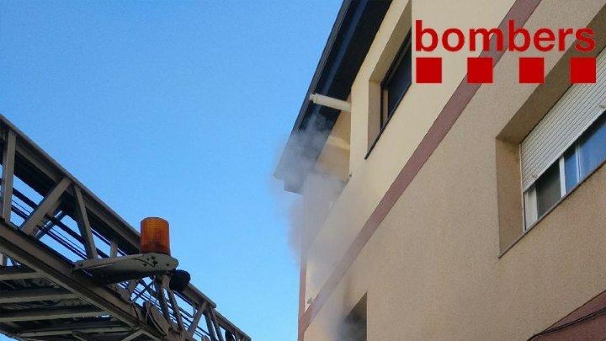 Cuatro personas intoxicadas por humo en un incendio en Benifallet