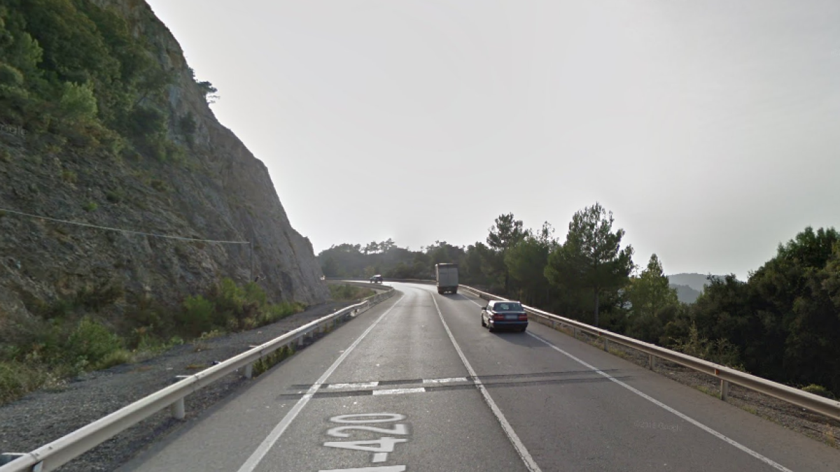 Un ferit lleu en una topada entre dos cotxes a l'N-420 a Riudecols