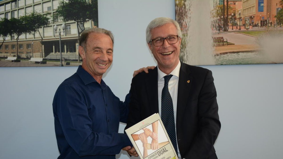 Ematsa i l'IES Vidal i Barraquer signen un convenir per acollir alumnes de Formació Dual