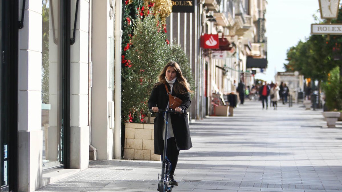 Circular en patinete eléctrico por la acera será sancionado con 100 euros