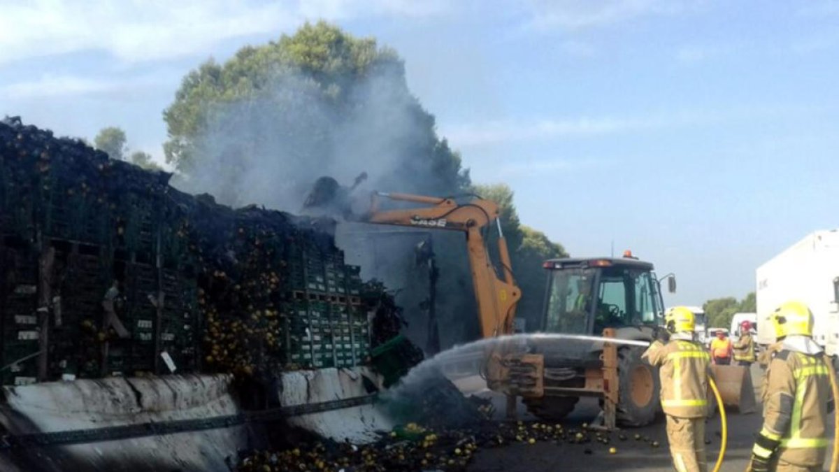 Un camió amb remolc s'incendia a l'AP-7 a Castellet i la Gornal