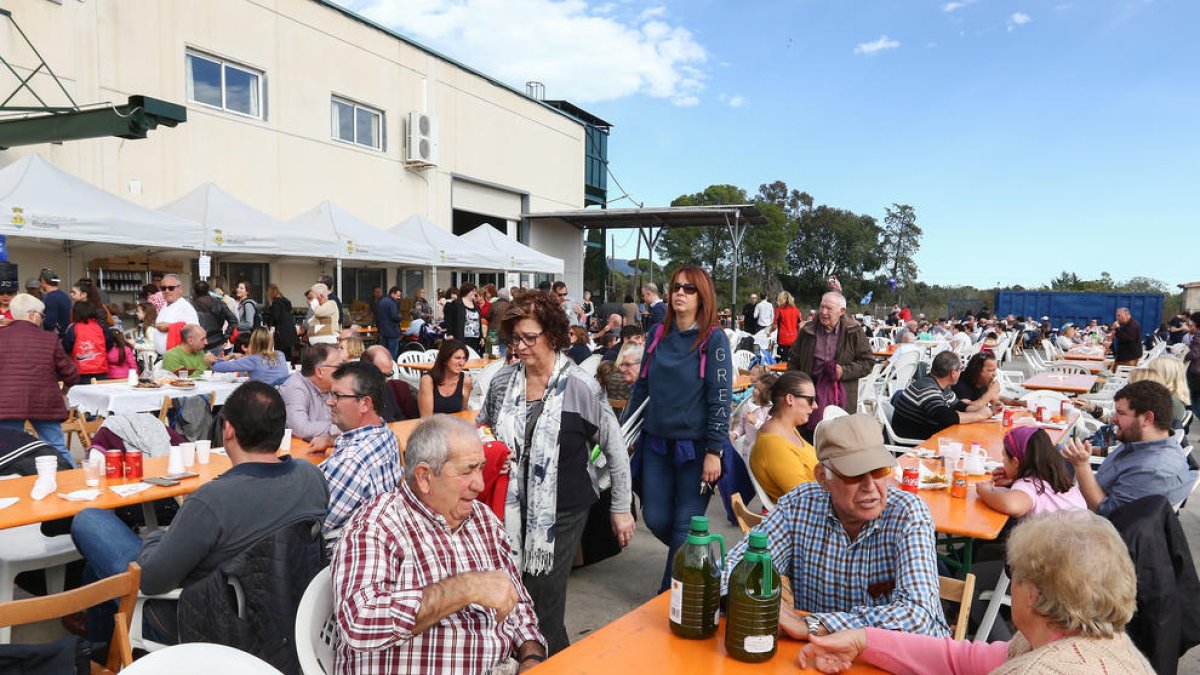 La Fira de l'Oli de Riudoms reparteix 1.500 esmorzars durant el matí