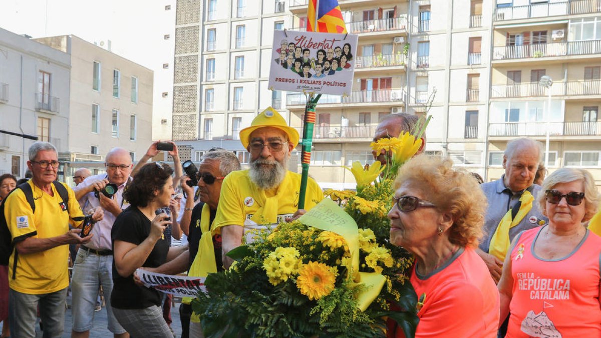 La ofrenda floral en el Baluarte habla de «civismo, libertad y democracia»