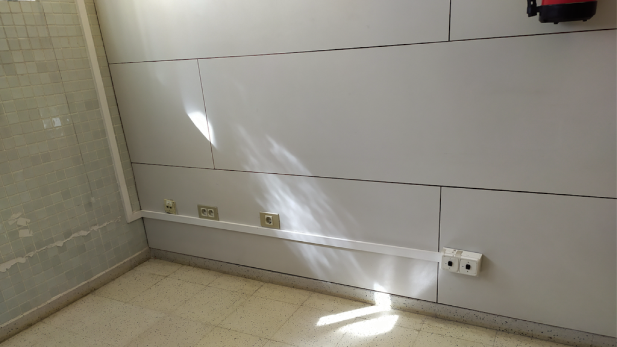 Endolls sense proteccions a l'espai de pediatria del CAP Sant Pere de Reus