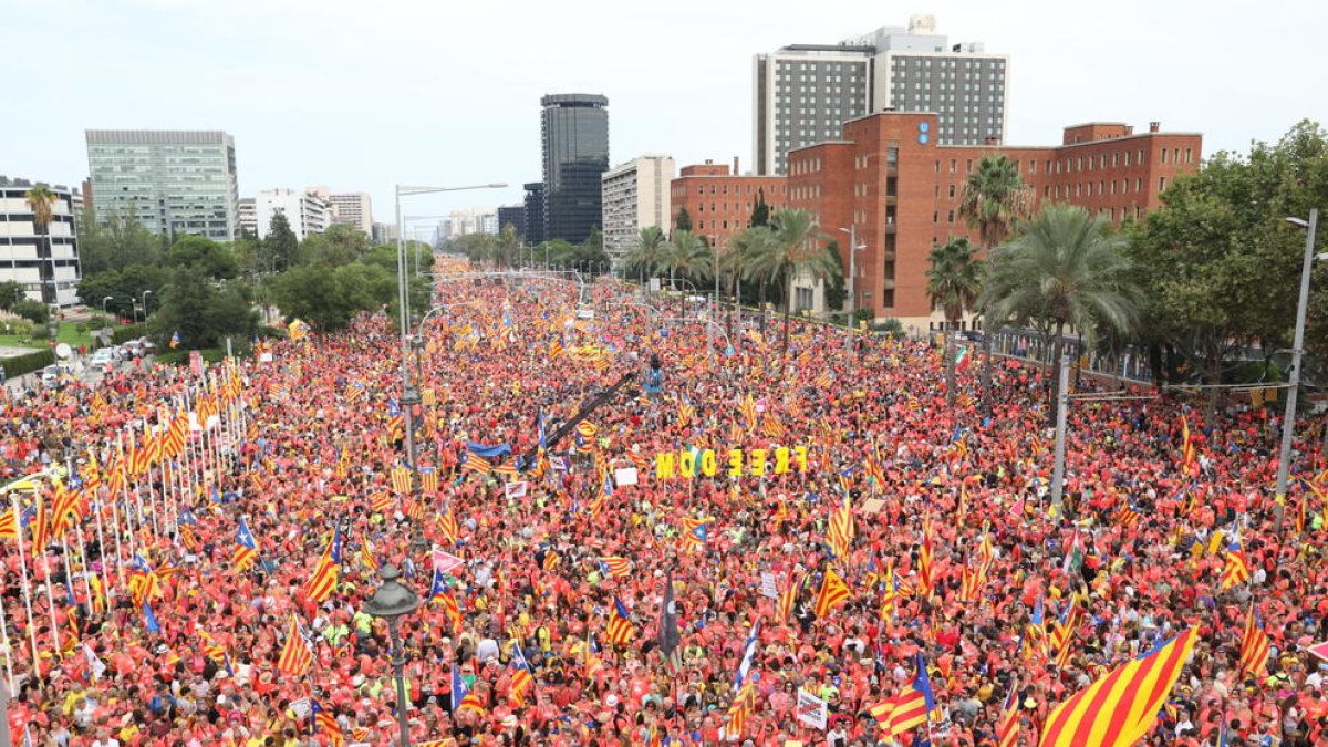 Una onada de so travessa una Diagonal plena a vessar en la manifestació de la Diada