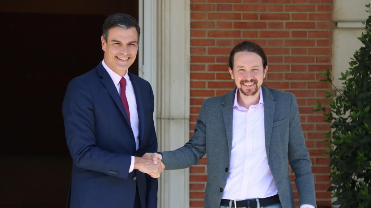 Iglesias i Sánchez encaren el pacte d'investidura sense concretar-lo encara
