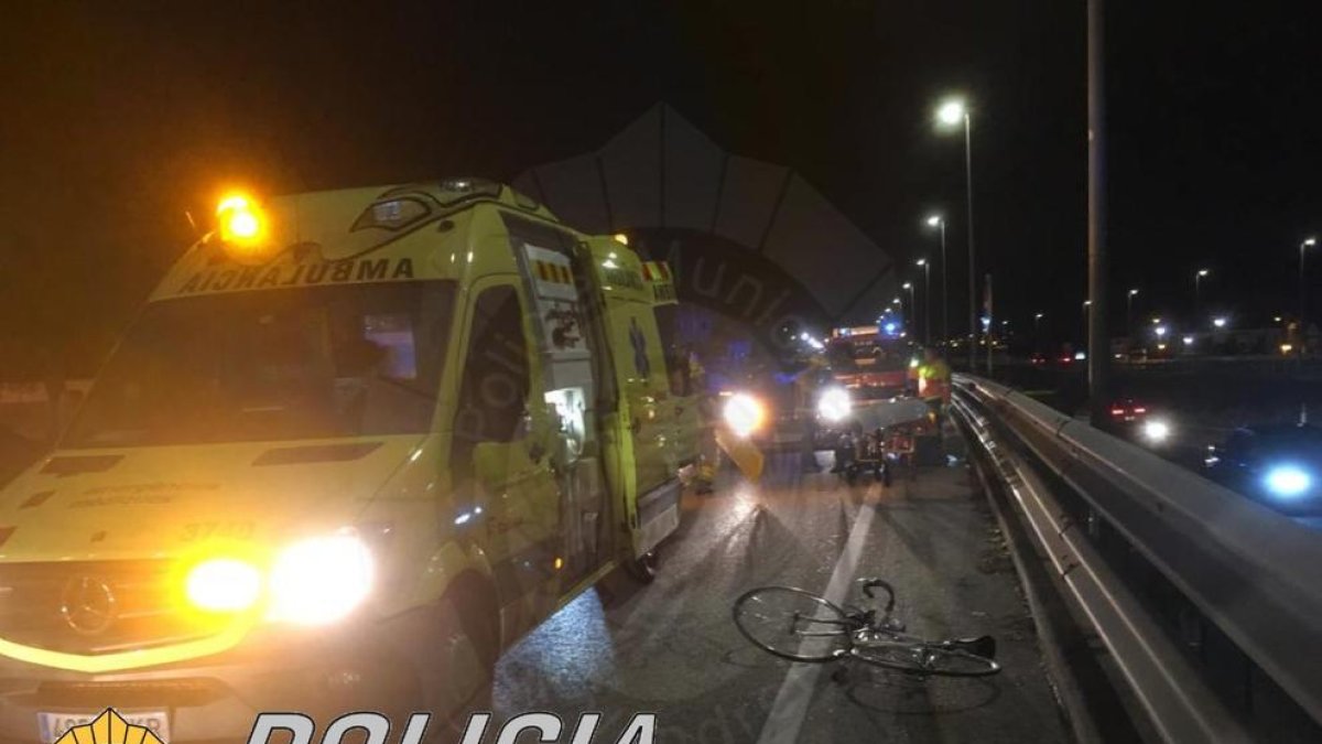 Un ciclista resulta ferit greu en patir un accident amb un cotxe al Vendrell