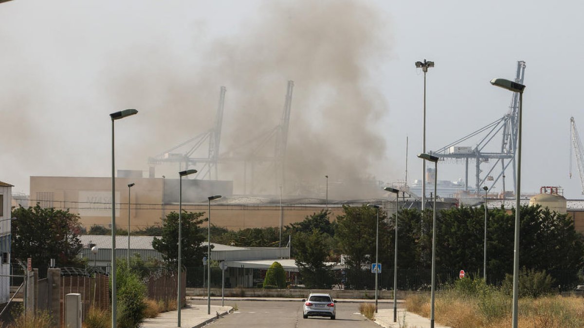 S'aixeca el confinament a les indústries més properes a l'incendi d'Entrevies