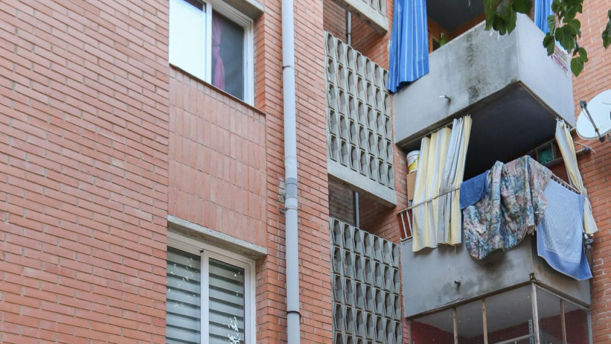 Vecinos de Mas Pellicer frustran un nuevo intento de ocupación en un piso del bloque 48