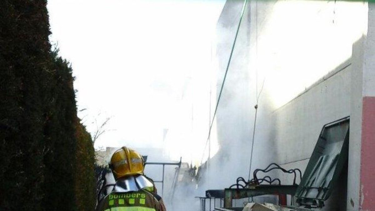 Evacuen unes 300 persones per un incendi a l'exterior d'una nau del polígon AgroReus