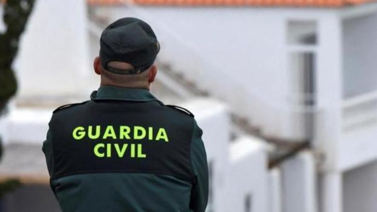 Sis detinguts a Cadis per tancar ancians en una casa per lligar-los de mans, drogar-los i robar-los