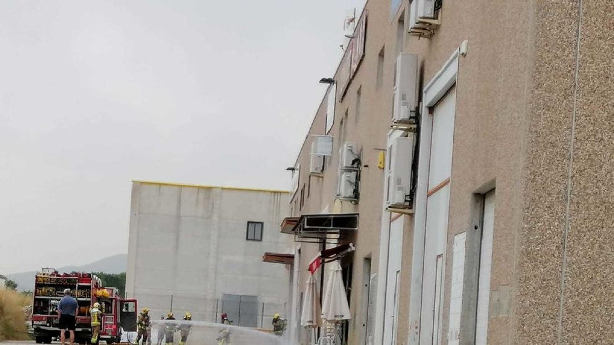Un incendio en una nave de Llorenç del Penedès activa diez dotaciones de los Bomberos