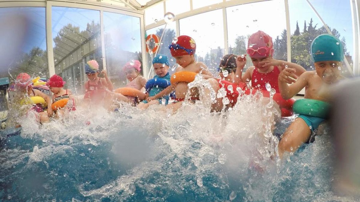 Unos 400 alumnos de P5 de escuelas de Tarragona se benefician de los cursos gratuitos de natación