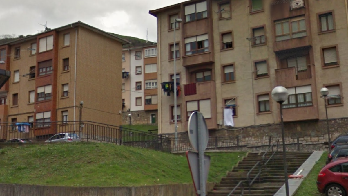 Detingut un noi de 24 anys per apunyalar a la seva parella de 51 i al seu fill de 28