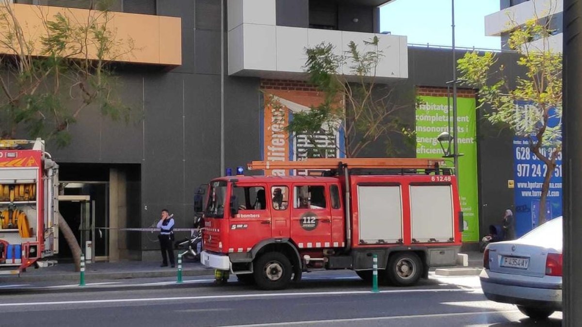 Quema un aparato de aire acondicionado en un piso de las Torres Catalunya