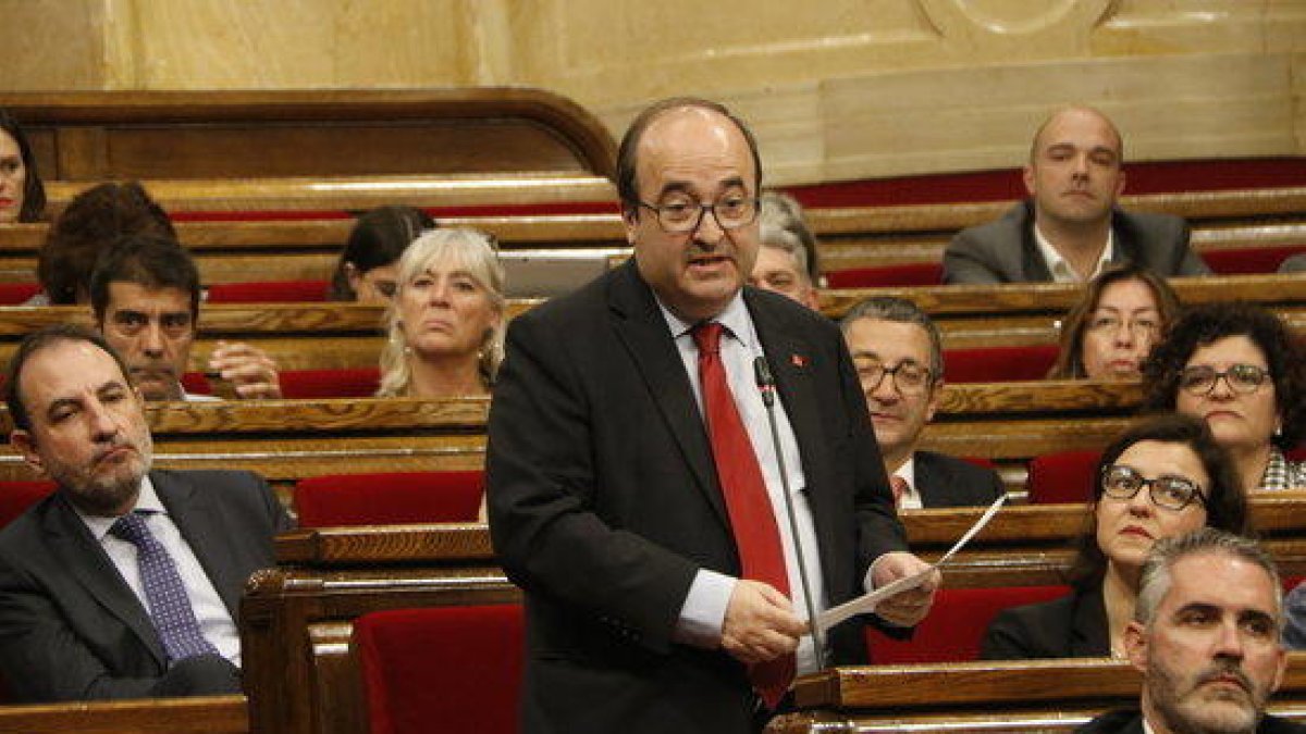 Plan|Plano medio del presidente del grupo de PSC-Units en el Parlamento, Miquel Iceta, interviniendo a la sesión de control de la cámara catalana el 8 de mayo.