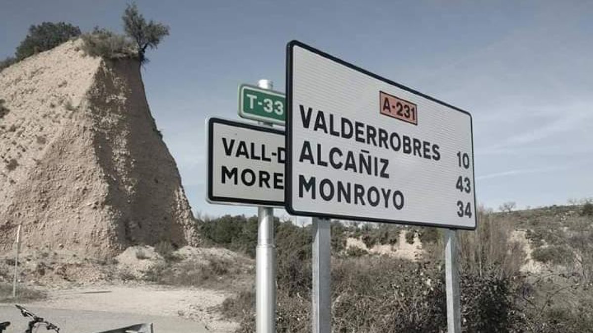 Señal, viaria, Alcañiz, T-333, gobierno, queja, carretera, indicación, castellano, Arnes, Aragón, frontera