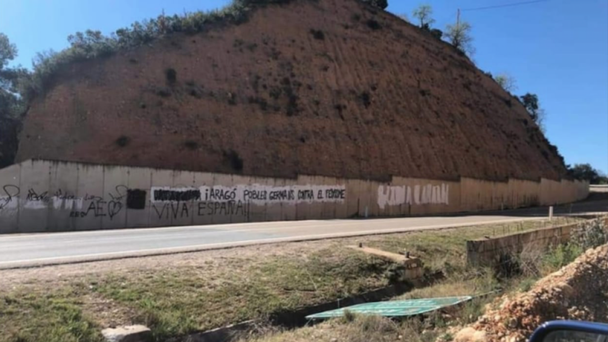 Arrenquen el cartell d'Aragó i altres senyals en castellà a Arnes