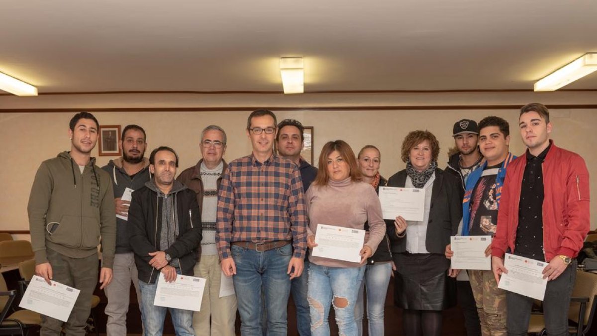 Quince personas obtienen el carné de operador de carretillas