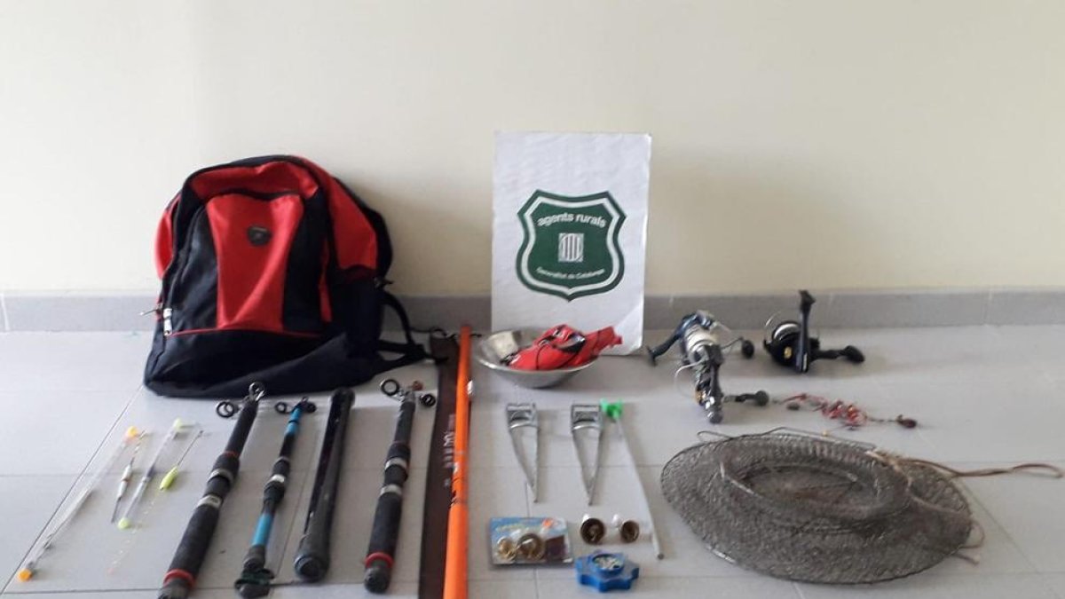 Denuncian a un pescador furtivo en el embalse del río Gaià