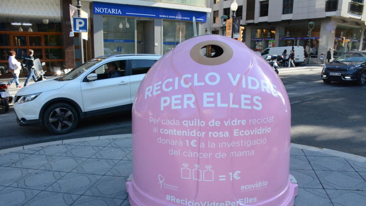 Debe contenedores rosas para reciclar contra el cáncer de mama en Tarragona